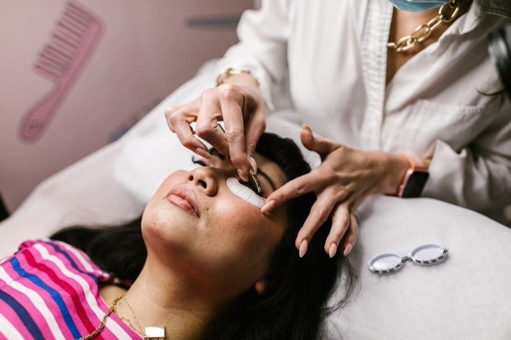 How to Turn Your Lash Extension Skills Into a Thriving and Sustainable Business 1 How to Turn Your Lash Extension Skills Into a Thriving and Sustainable Business